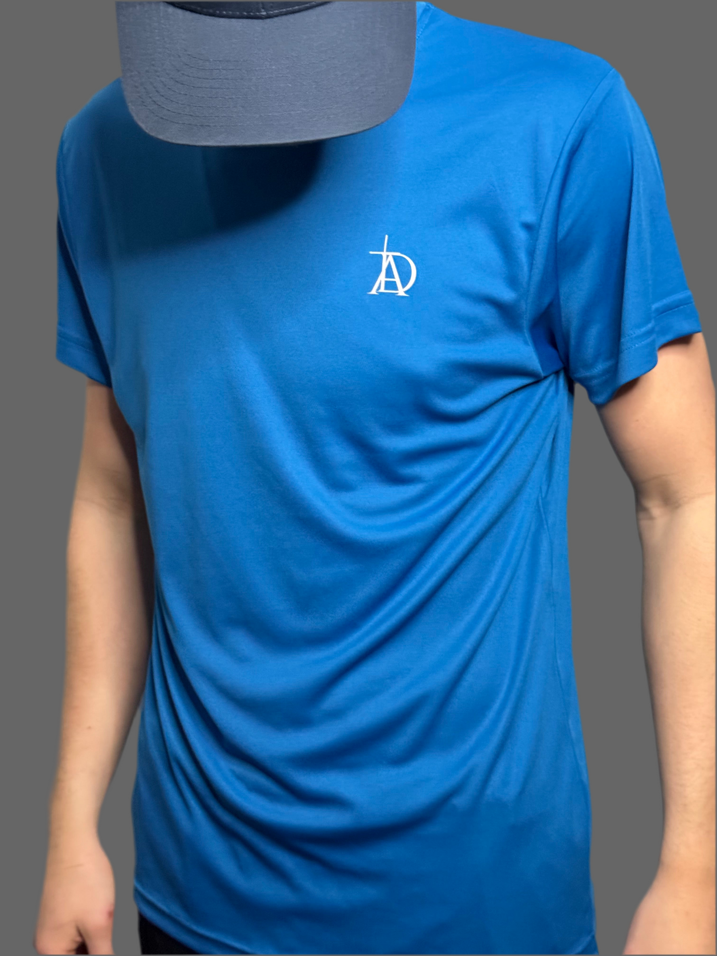 Amar Deum - Performance T-Shirt